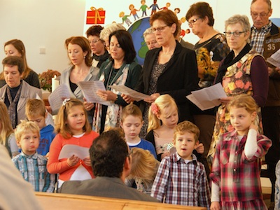 Projectkoor met kinderen zingen projectlied